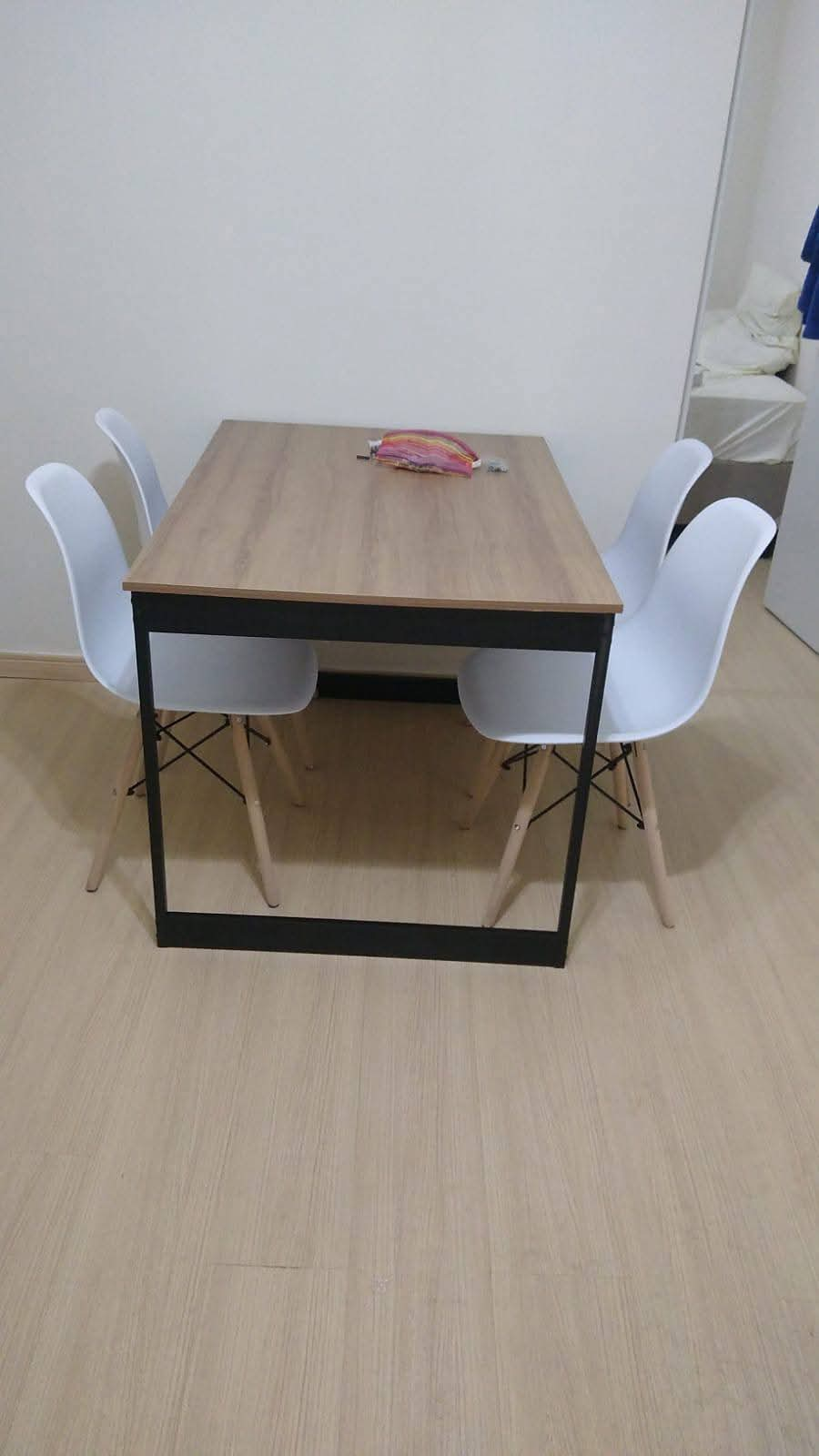 Mesa de jantar industrial com cadeiras