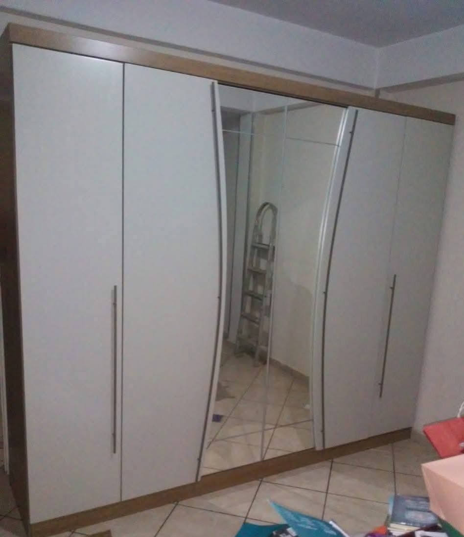 Guarda-roupa branco com espelho