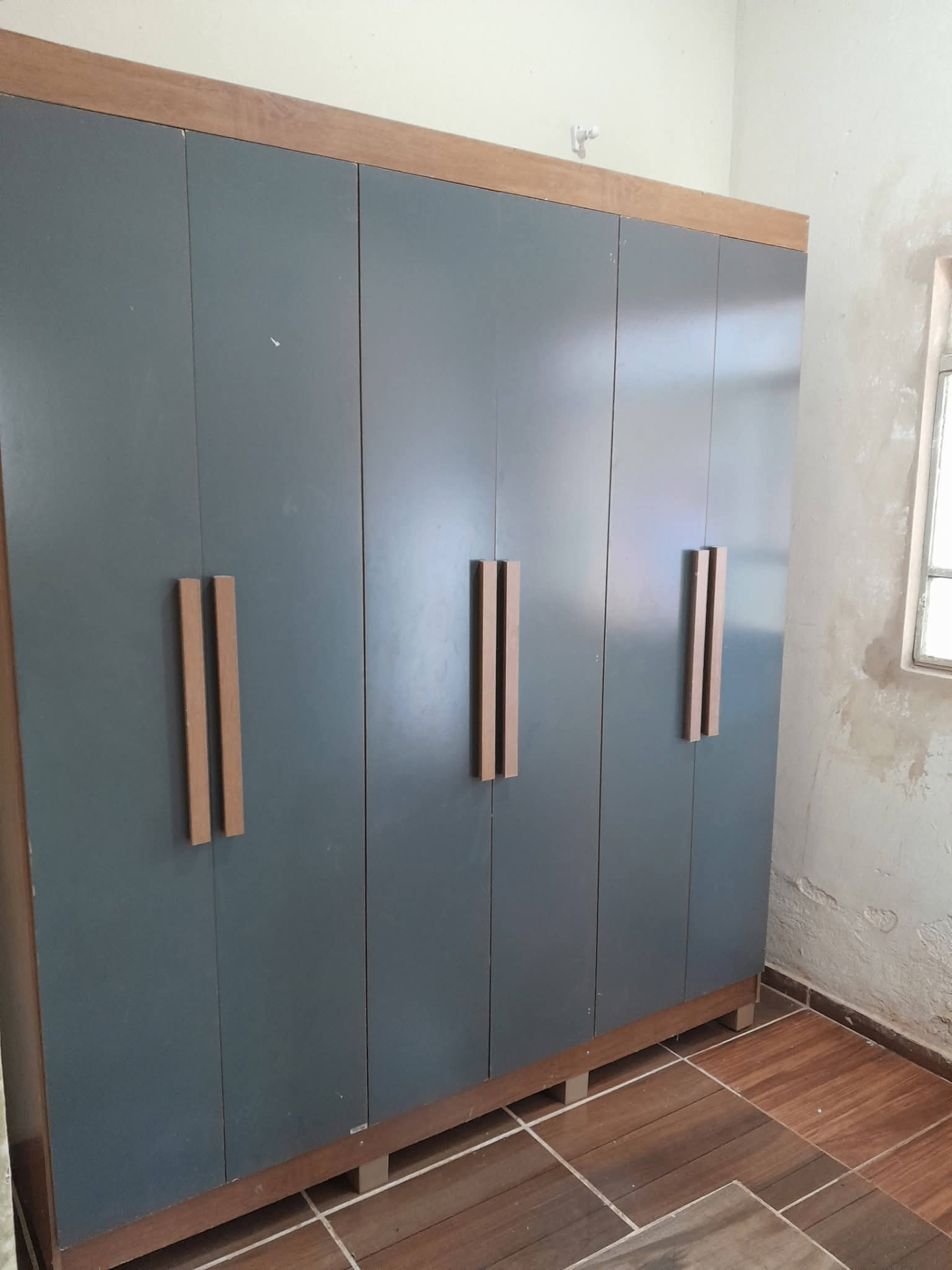 Guarda-roupa 6 portas cinza