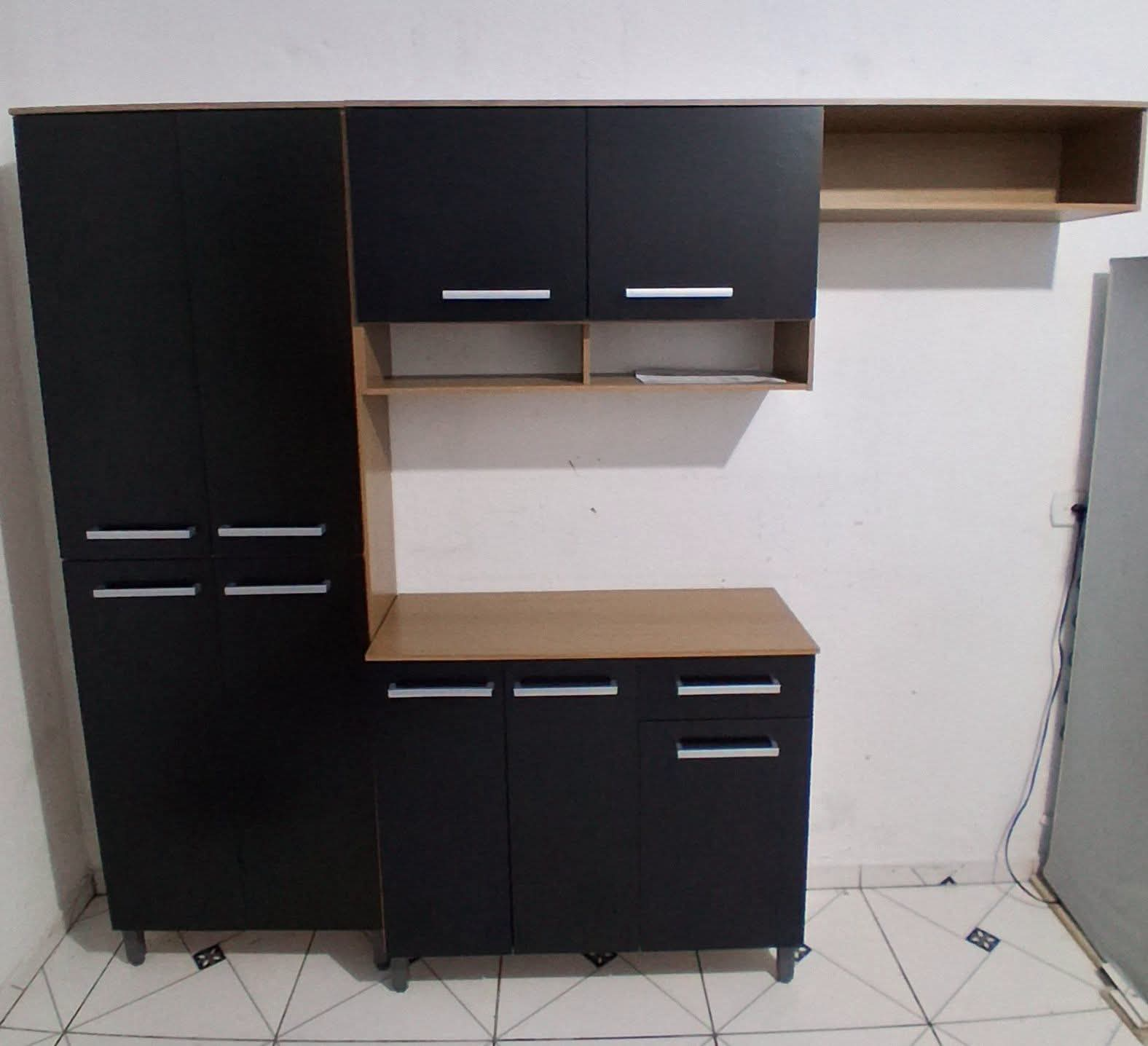 Cozinha compacta preta e madeira