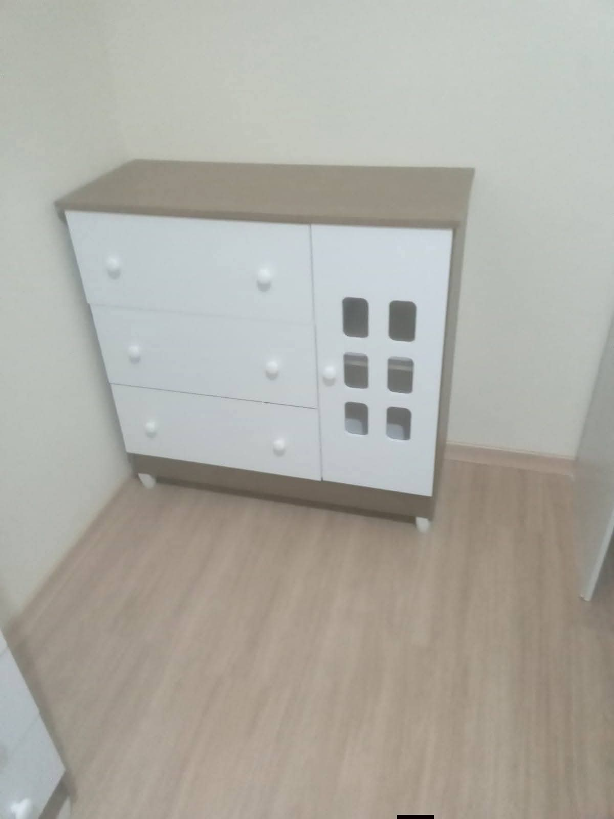 Cômoda infantil com gavetas